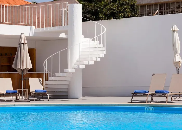 Carcavelos Beach Hotel