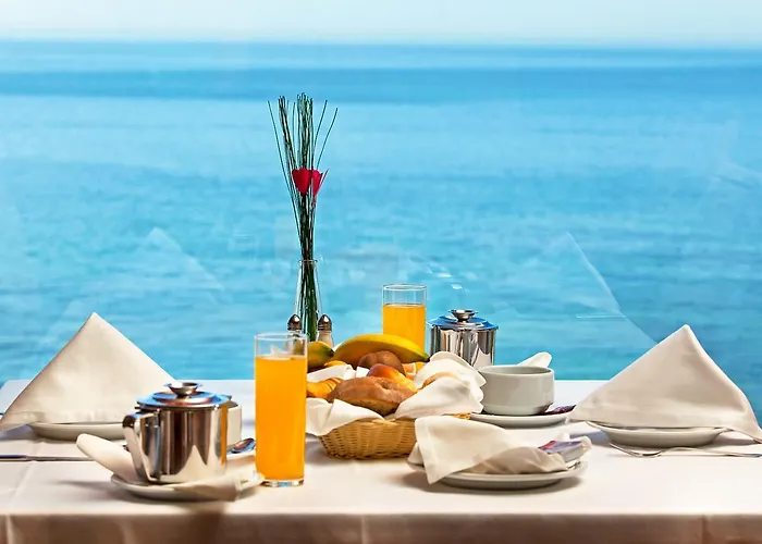 Carcavelos Beach Hotel