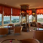 Carcavelos Beach Hotel 4*