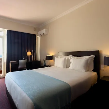 Carcavelos Beach Hotel Otel 4*