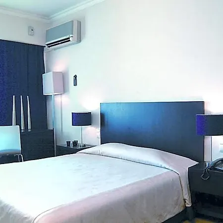 Carcavelos Beach Hotel מלון