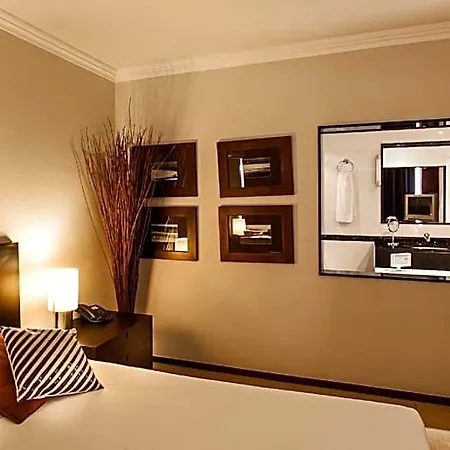 Carcavelos Beach Hotel מלון