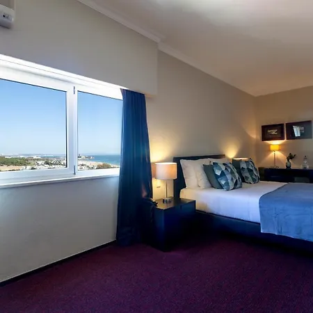 Carcavelos Beach Hotel מלון